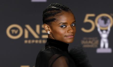 Letitia Wright, aktris pemeran Shuri dalam Black Panther. Wright dikabarkan hengkang dari Black Panther 2 karena menolak kewajiban vaksinasi Covid-19.