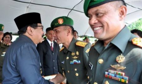 Letjen Gatot Nurmantyo (kanan) akan menggantikan Jenderal TNI Budiman sebagai Kepala Staf Angkatan Darat.