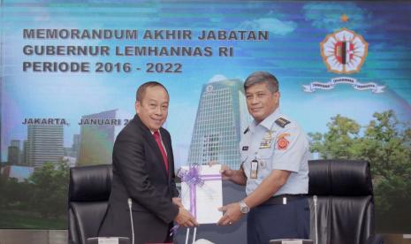 Letjen (Purn) Agus Widjojo menyerahkan memorandum akhir jabatan gubernur Lemhannas periode 2016-2022 kepada wakil gubernur (wagub) Lemhannas Marsdya TNI Wieko Syofyan selaku pelaksana tugas (plt) gubernur Lemhannas di gedung Lemhannas, Jakarta Pusat, Kamis (13/1/2022). 