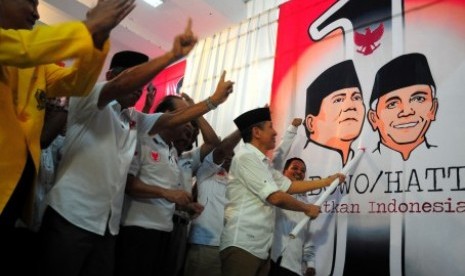 Letjen Purn. Suryo Prabowo memberikan contoh pencoblosan surat suara pilpres saat deklarasi relawan saporete Prabowo-Hatta di Tegal, Jateng, Jumat (13/6). 