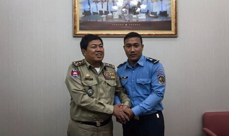 Letnan Jenderal Mam Srimvanna dari Kamboja (kiri) berfoto bersama polisi lalu lintas Sout Kanha, Kamis, 30 Juni 2016. Foto tersebut diunggah di laman Facebook PM Kamboja Hun Sen. Perdana Menteri Kamboja Samdech Techo Hun Sen pada Kamis (30/6) mencopot jaba