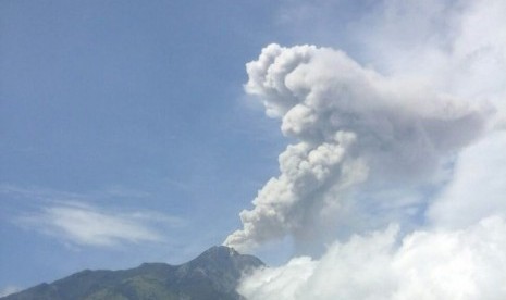 Letusan freatik Gunung Merapi yang terjadi pukul 09.38 atau kedua sepanjang Senin (21/5).  Usai erupsi, abu letusan freatik kali ini mengarah ke selatan dan barat daya dari puncak.