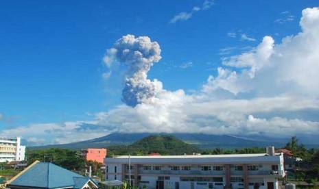 Gunung Mayon di provinsi Albay, Filipina, yang sempat mengeluarkan letusan beberapa waktu lalu..