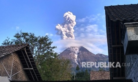 Letusan Gunung Merapi terlihat dari Balerante, Kemalang, Klaten, Jawa Tengah, Sabtu (9/11/2019).