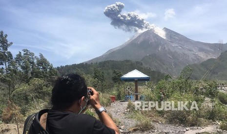 Letusan Gunung Merapi terlihat dari bungker Kaliadem, Cangkringan, Sleman, DI Yogyakarta, Ahad (17/11/2019).