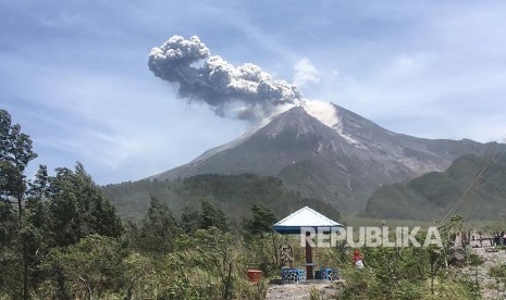 Gunung Merapi terlihat dari bungker Kaliadem, Cangkringan, Sleman, DI Yogyakarta. Selain gempa guguran, Gunung Merapi juga alami gempa tektonik pada Kamis (5/12)..