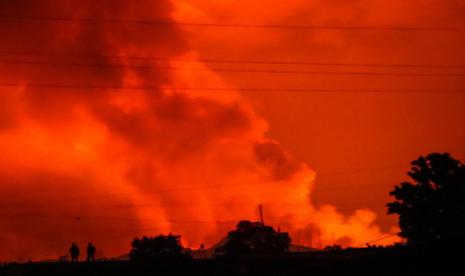 Letusan Gunung Nyiragongo membuat langit memerah di Kota Goma, Kongo, Sabtu (22/5).