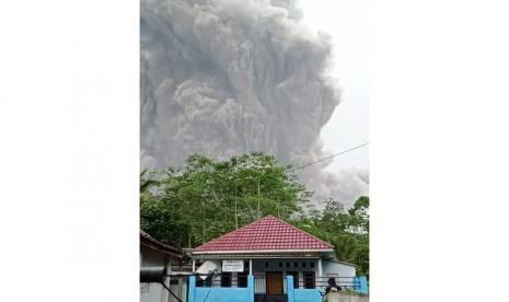 Letusan Gunung Semeru terlihat dari Oro Oro Ombo, Pronojiwo, Kabupaten Lumajang, Jawa Timur, Sabtu (4/12/2021). Gunung Semeru meletus dan mengeluarkan awan panas yang mengakibatkan hujan abu di Kabupaten Lumajang dan Malang. 