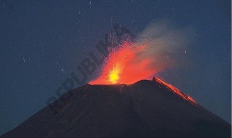 Letusan lava Gunung Slamet terlihat dari Desa  Pandansari, Paguyangan,Brebes Jawa Tengah Jumat (12/9) dini hari.(