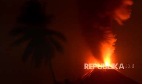 Letusan stromboli Gunung Soputan dengan estimasi ketinggian 400 m dari puncak, terpantau dari Desa Lobu, Minahasa Tenggara, Sulawesi Utara, Rabu (3/10). 