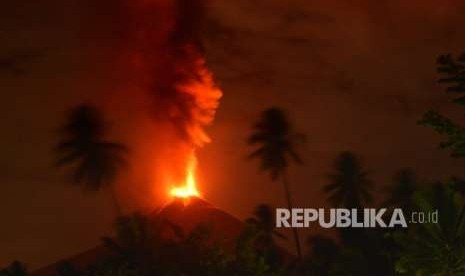 Letusan stromboli Gunung Soputan dengan estimasi ketinggian 400 m dari puncak, terpantau dari Desa Lobu, Minahasa Tenggara, Sulawesi Utara, Rabu (3/10).