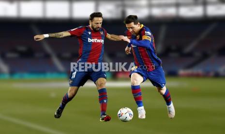 Gelandang Levante Jose Luis Morales Vs striker Barcelona Lionel Messi (kanan).