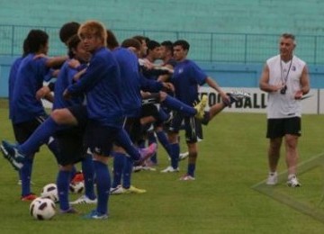 Levir Culpi (kanan), pelatih Cerezo Osaka, saat memimpin latihan skuatnya jelang laga lawan Arema Indonesia.