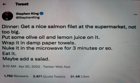 Lewat akun Twitter-nya, Stephen King membagikan resep cara memasak salmon dengan microwave. Resep ala penulis cerita horor itu dianggap mengerikan oleh warganet. 