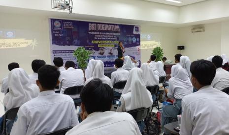 Lewat kegiatan workshop dan kunjungan industri bertajuk BSI Digination, Kampus Digital Kreatif Universitas BSI (Bina Sarana Informatika) menggandeng perusahaan startup Digital Creative Center (DCC) atau Lab AlfaOne sukses menghadirkan Irwan Herliawan selaku Content Creator sebagai narasumber dengan tema Magic Trick Become Copywriter, pada Jumat (19/5/2023). 