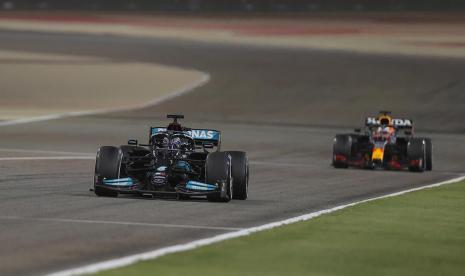 Lewis Hamilton dibuntuti oleh Max Verstappen di GP Bahrain, Senin (29/3).