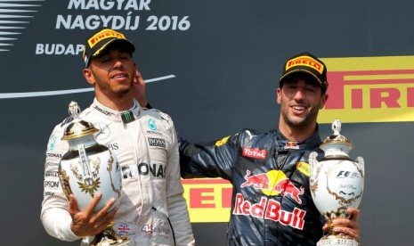 Lewis Hamilton (kiri) bersama Ricciardo di podium balap GP Hungaria.