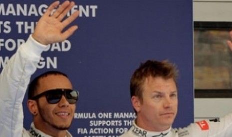 Lewis Hamilton (kiri) dan Kimi Raikkonen.