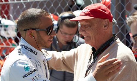 Lewis Hamilton (kiri) dan Niki Lauda.