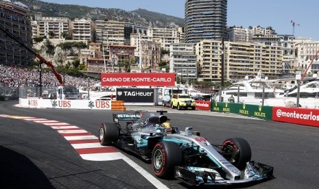 Lewis Hamilton memacu mobil Mercedes pada GP Monako