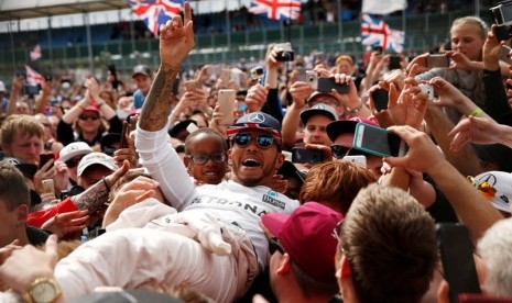 Lewis Hamilton merayakan juara GP Inggris.