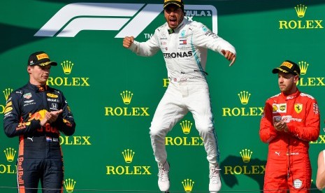 Lewis Hamilton (tengah) saat berada di podium juara GP Hungaria.