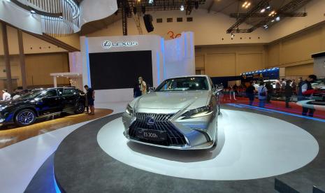 Lexus Indonesia meluncurkan Lexus ES 300h dalam GIIAS 2021. Mobil ini merupakan kendaraan ramah lingkungan yang menerapkan teknologi self-charging hybrid. 