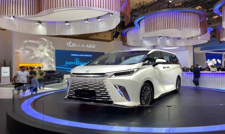 Lexus Indonesia memperkenalkan untuk pertama kalinya di Indonesia kendaraan listrik hybrid All New Lexus LM di GIIAS 2023, ICE BSD Tangerang, Kamis (10/8/2023).