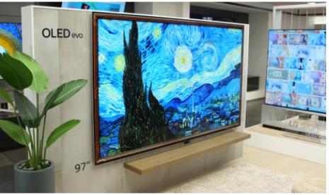 LG menghadirkan TV OLED 97 in di CES 2022.