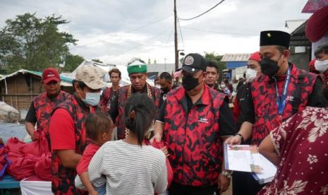  Ketua Dewan Pembina Laskar Ganjar-Puan (LGP), Mochtar Mohamad, menghadiri kegiatan pemberian sembako gratis menyambut bulan suci Ramadhan 1443 H di Jakasampurna, Bekasi, Ahad (20/3/2022). Dalam kegiatan itu, dia menyampaikan LGP menduga isu penundaan Pemilu 2024 terkait investasi asing   