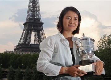 Li Na berpose dengan trofi grandslam Prancis Terbuka.