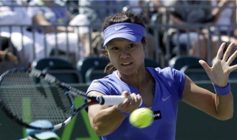 Li Na, petenis Cina, membalikkan pukulan petenis Belanda, Kiki Bertens, di laga turnamen tenis Sony Terbuka di Key Biscayne, Florida, Kamis (21/3). 