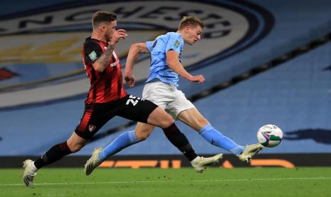 Liam Delap (Kanan), mencetak gol pada laga debutnya bersama Manchester City.