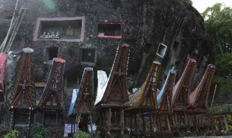 Liang batu yang dijadikan lokasi pekuburan di pekuburan Batu Lo'ko Mata, Batutumonga, Toraja.