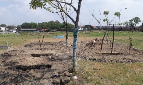 Liang lahat di TPU Putat Jaya yang diperuntukan bagi pemakaman para terduga teroris di Surabaya, kembali dikubur oleh warga sekitar.