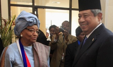 Liberia's President Ellen Johnson Sirleaf (left) greets Indonesia's President Susilo Bambang Yudhoyono before a meeting at the Royal Hotel in Monrovia January 31, 2013. 