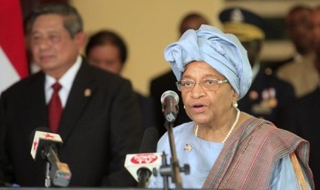 Presiden Liberia Ellen Johnson Sirleaf (kanan) berpidato seusai menggelar pertemuan dengan Presiden RI Susilo Bambang Yudhoyono (kiri) di Gedung Kementerian Luar Negeri di Monrovia pada 31 Januari 2013 lalu. 