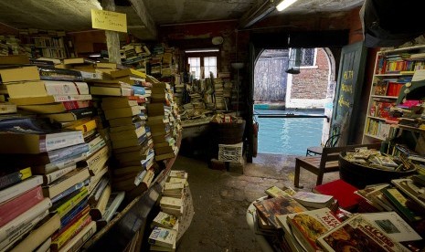 Libreria Acqua Alta alias toko buku yang memiliki antisipasi banjir di Venesia.