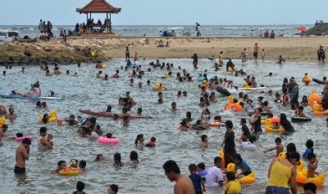 Libur panjang dimanfaatkan warga Bali untuk meninggalkan Denpasar dan memadati kawasan wisata, seperti Pantai Sanur.