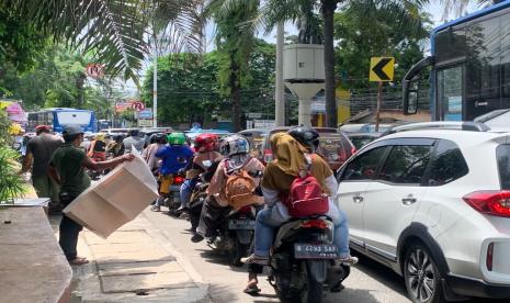 Libur tahun baru 2022 Taman Margasatwa Ragunan (TMR) diserbu pengunjung, Jakarta Selatan, Sabtu (1/1). 