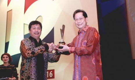 LIFETIME ACHIEVEMENT - Presiden Direktur PT Bank Central Asia Tbk (BCA) Jahja Setiaatmadja (kanan) menerima penghargaan Lifetime Achievement dalam Obsession Award 2016 yang diserahkan CEO dan Chairman Obsession Media Group Usamah Hisyam (kiri) di Jakarta (