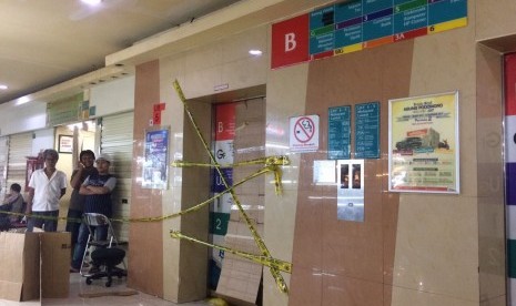 Lift yang jatuh di Blok M Square sudah dipasang garis Polisi.