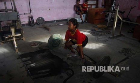 Lifter cilik berlatih di Saba Barbel, Bantul, Yogyakarta.