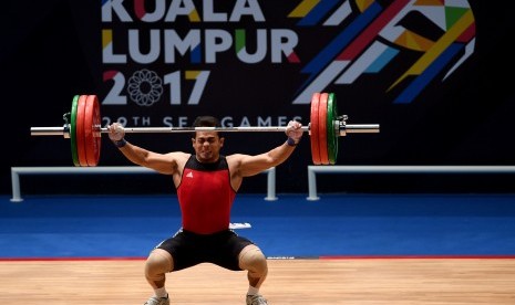 Lifter Indonesia Edi Kurniawan melakukan angkatan snatch dalam final angkat besi kelas 85 kg putra SEA Games XXIX Kuala Lumpur di Mitec, Kuala Lumpur, Malaysia, Rabu (30/8). 