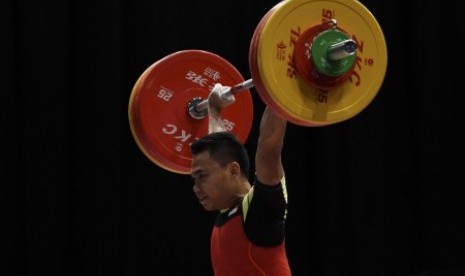 Lifter Indonesia Eko Yuli Irawan melakukan angkatan 