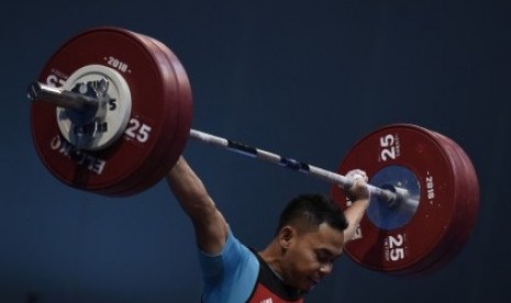 LIfter Indonesia Eko Yuli Irawan melakukan angkatan clean and jerk pada nomor putra 62 kg 18th Asian Games Invitation Tournament di JiExpo, Jakarta, Ahad (11/2). 