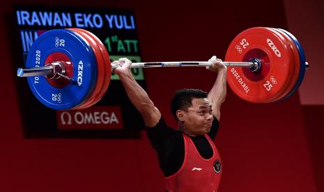 Ketua Umum Pengurus Besar Perkumpulan Angkat Besi Seluruh Indonesia (PB PABSI) Rosan P. Roeslani mengatakan kesuksesan angkat besi menjaga tradisi medali Olimpiade tak lepas dari program regenerasi atlet dan pemusatan latihan nasional berkesinambungan. Rosan mengungkapkan PB PABSI lebih mengutamakan pembinaan atlet muda. (Foto: Lifter Indonesia Eko Yuli Irawan)