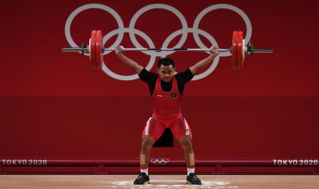 Lifter Indonesia Eko Yuli Irawan melakukan angkatan snatch dalam kelas 61 kg Putra Grup A Olimpiade Tokyo 2020 di Tokyo International Forum, Tokyo, Jepang, Ahad (25/7/2021). Eko Yuli berhasil mempersembahkan medali perak dengan total angkatan 302 kg.