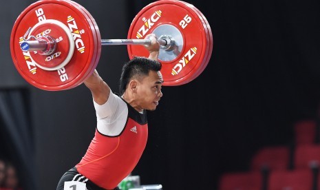 Lifter Indonesia Eko Yuli Irawan mengangkat beban dalam Angkat Besi 61Kg Putra kategori Snatch SEA Games ke-30 di Stadion RSMC Nino Aquino, Manila, Filipina, Senin (2/12/19).