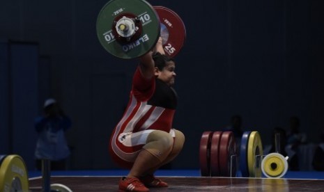 Lifter Indonesia Nurul Akmal melakukan angkatan snatch pada nomor angkat besi putri +75 kg 18th Asian Games Invitation Tournament di JiExpo, Jakarta, Senin (12/2). 